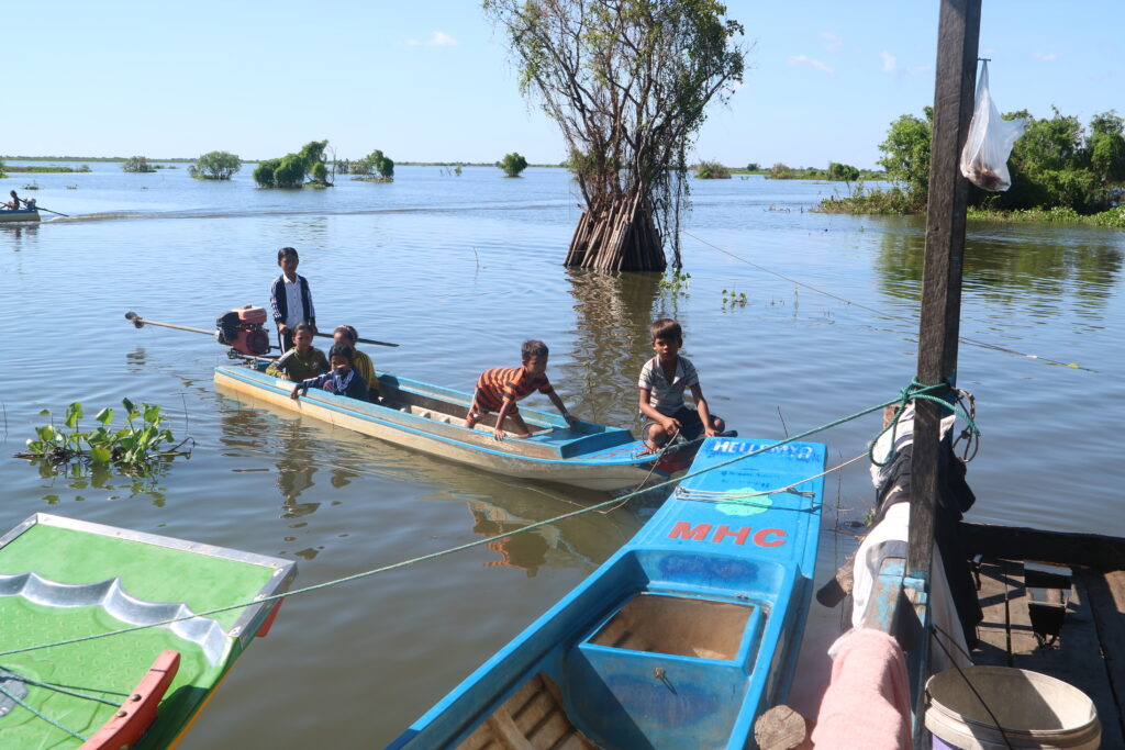 jeunes sur le Tonlé Sap