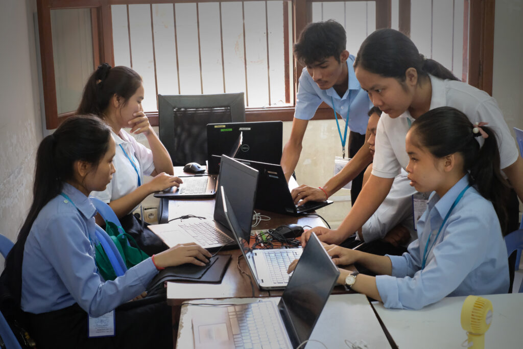 Étudiants de Passerelles Numériques dans un laboratoire informatique